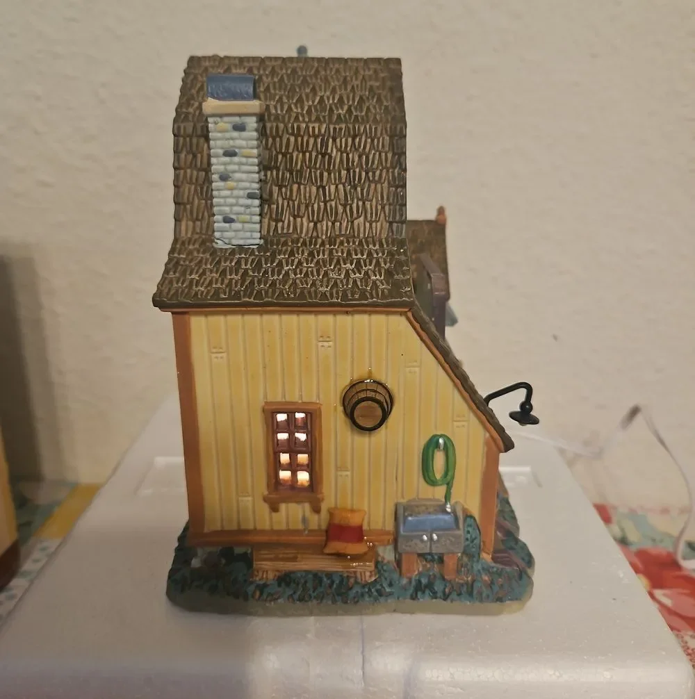 Lemax Countryside Veterinary Lighted Building